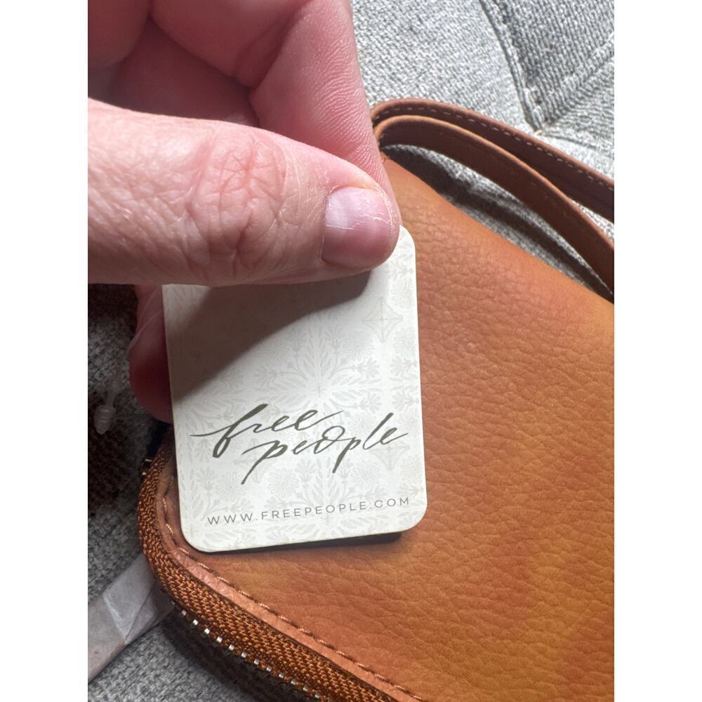 Free People Vegan Brown Leather Wallet Wristlet – NWT – 100% Recycled Material - Picture 2 of 8
